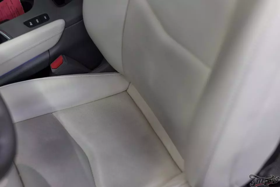 Cadillac XT5. Химчистка сидений и покраска белой кожи.